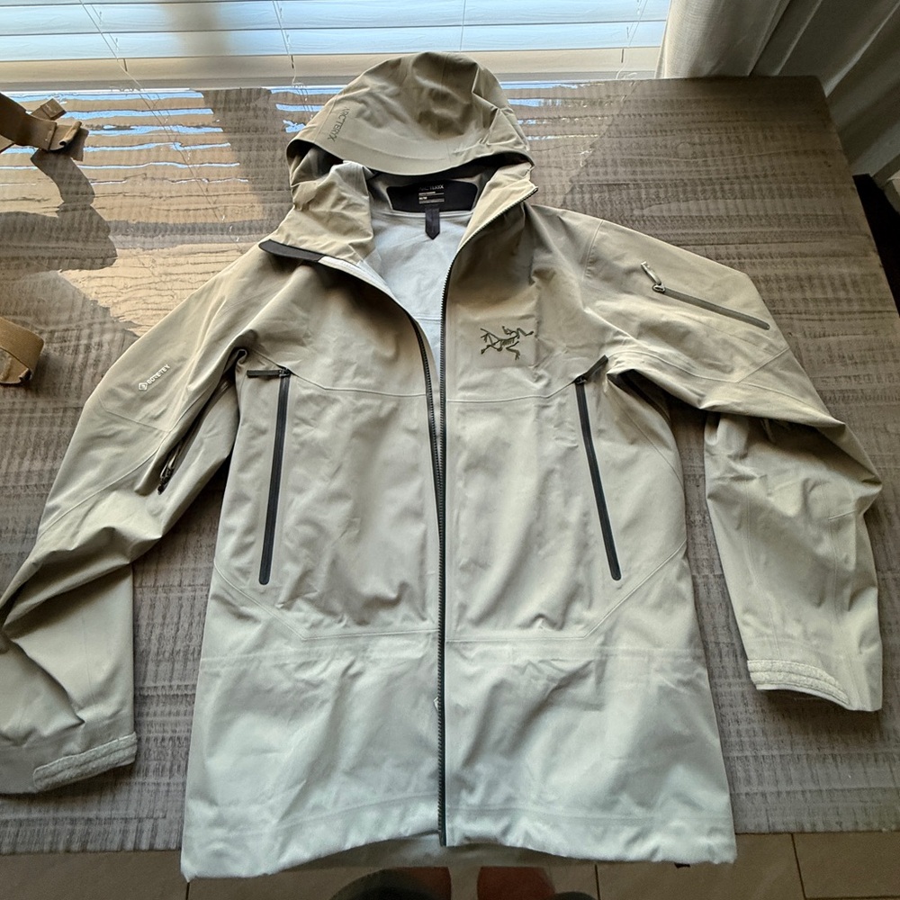 NEW WO TAGS**See Description**Arc'teryx Saber AR Shell, Tan & Olive, Medium